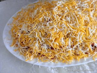 Салат из ветчины с сыром