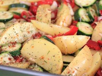 Картофель маринованный и запеченный в духовке с овощами