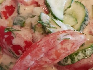 Салат из помидор с огурцами - что может быть нового?