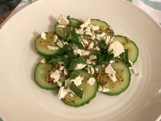 Огурцы с мятой и фетой (Αγγουράκι με μέντα και φέτα)