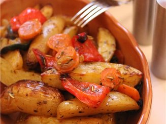 Картофель маринованный и запеченный в духовке с овощами