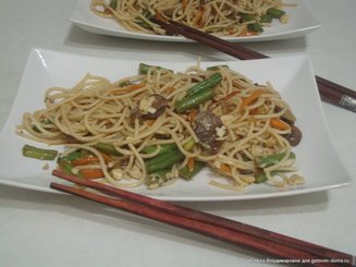 Кантонская лапша с овощами, грибами и яйцом