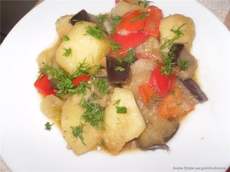 Картофельное рагу с баклажанами и перцем