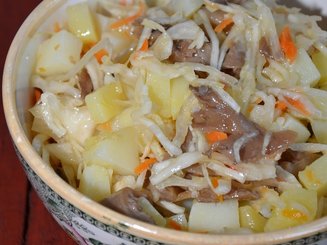 Белорусский салат с квашеной капустой и печёным картофелем