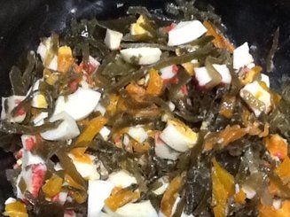 Салат из морской капусты с крабовыми палочками