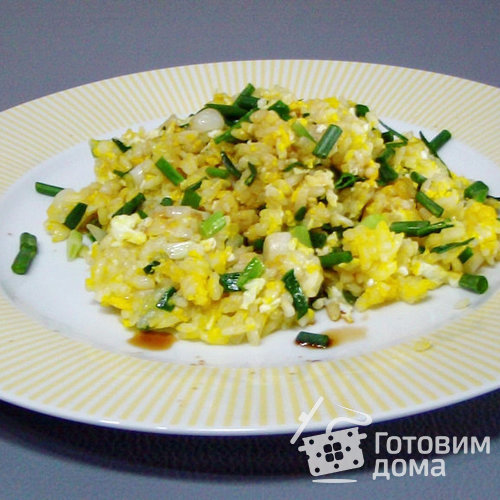 Ароматный рис с яйцом и луком