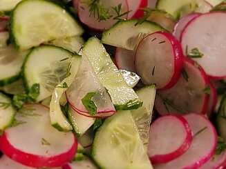 Салат из редиса с огурцами