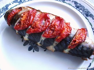 Запеченная скумбрия с укропом и помидорами