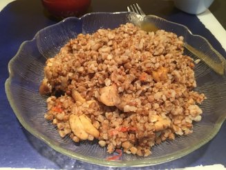 Гречневая каша с куриным филе и помидорами