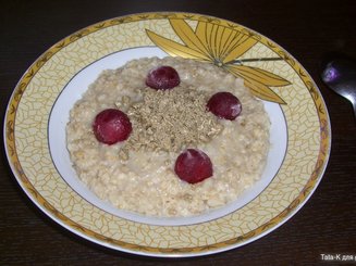 Овсяная каша с халвой и малиной