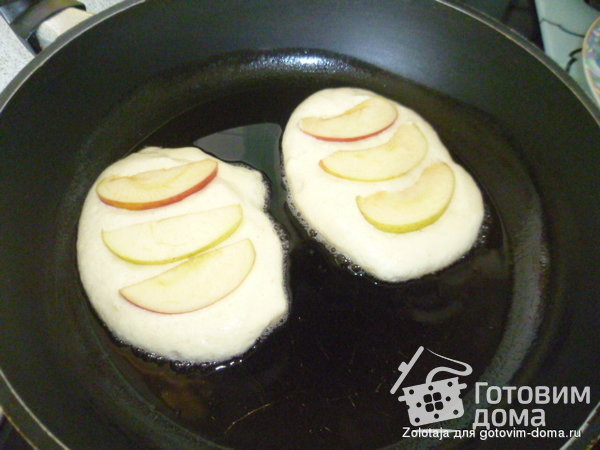 Бисквитные оладьи с яблоками фото к рецепту 1