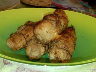 Мясные рулетики с сыром и маринованным огурцом
