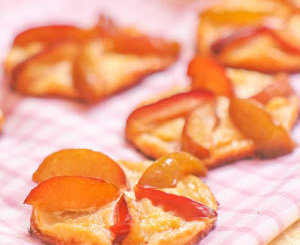 Пирожные со сливами и козьим сыром