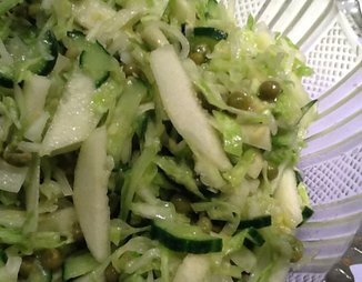 Зелёный салат с грушей