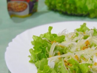 Салат с луком и заправкой из зерновой горчицы