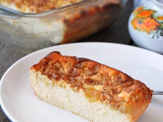Нежный творожный пудинг с грушами и корицей