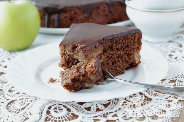 Шоколадный пирог с яблоками фото к рецепту 1