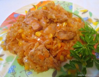 Капуста тушеная с мясом и кукурузой