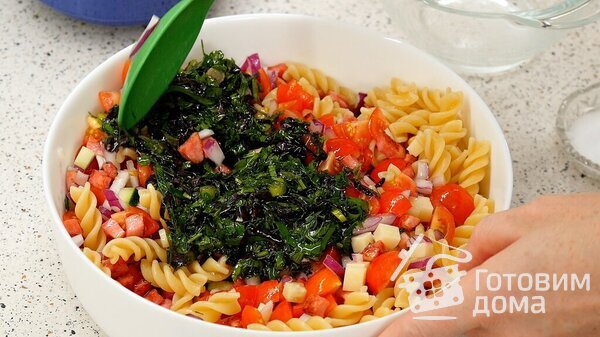 Тёплый а-ля итальянский салат с макаронами, колбасой, овощами и зеленью фото к рецепту 14