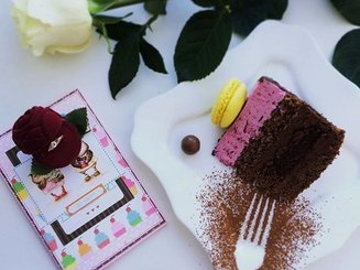 Шоколадный торт с черной смородиной