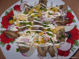 Весенний грибной салат с редисом, яйцами и кукурузой