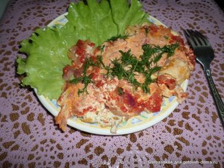 Яичница с помидорами и сыром