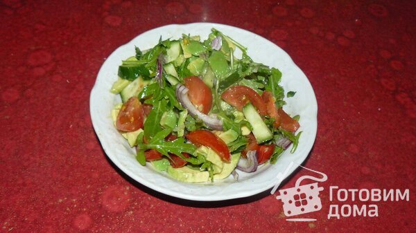 Салат с авокадо, помидорами и огурцом фото к рецепту 4