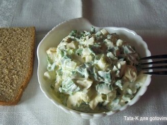 Салат из зеленого лука со сметаной