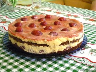 Торт-тирамису с клубникой и шампанским