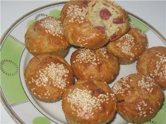 Кексы с острой колбасой и сыром