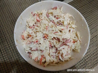 Капустный салат с яблоком и сыром