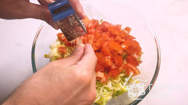Здоровый и вкусный вегетарианский салат Цезарь в домашних условиях фото к рецепту 4