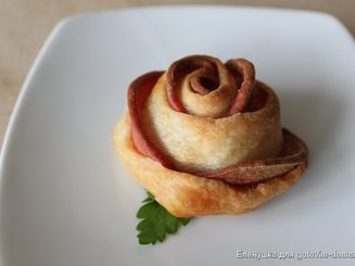 Слойки с колбасой "Розы"