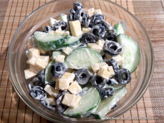 Огуречный салат с маслинами и сыром