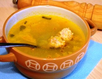 Суп из пекинской капусты с фрикадельками и рисом.