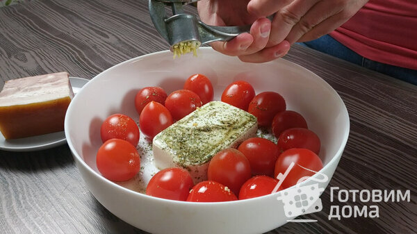 Паста с сыром фета, помидорами черри и беконом фото к рецепту 2