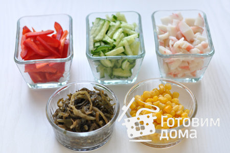 Салат из морской капусты с крабовыми палочками и кукурузой фото к рецепту 2