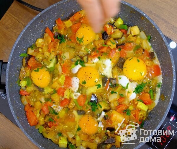 Яичница с баклажанами, кабачками и помидорами фото к рецепту 4