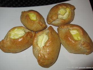 Открытые пирожки с сыром и зеленью