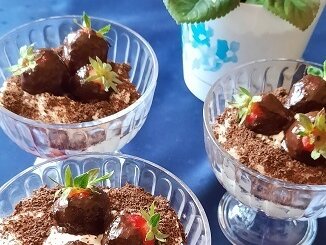 Творожный десерт с шоколадом, сливками и клубникой