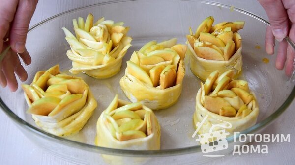 Сладкие яблочные булочки к чаю из слоеного теста фото к рецепту 4