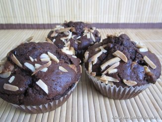 Шоколадные маффины с белым шоколадом и миндалем
