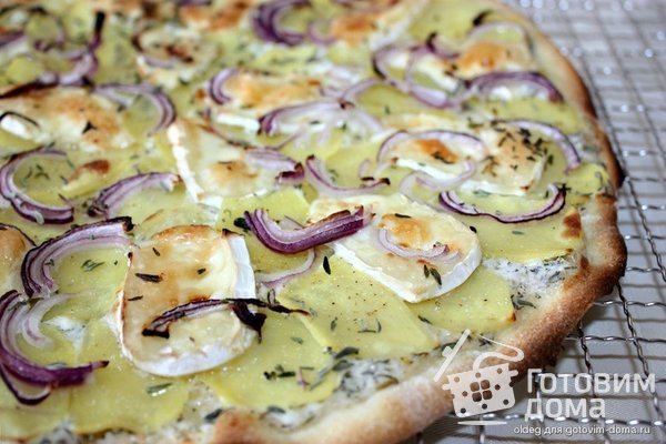 Пицца с картошкой, сыром бри и красным луком фото к рецепту 2