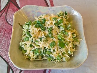 Сырный салат с зеленым луком