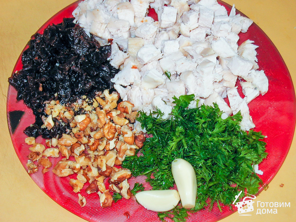 Салат с курицей, черносливом и грецкими орехами. Пошаговый рецепт с фото