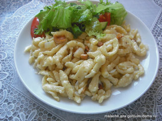 Шпецле с шампиньонами и беконом