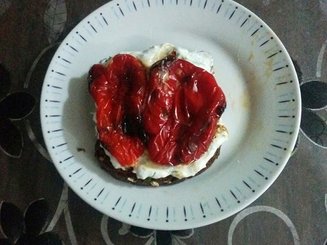 Бутерброды с жареным перцем и сметаной с зеленью