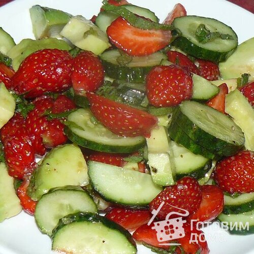 Салат с клубникой и авокадо