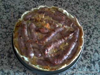 Пирог с кислой капустой и сосисками