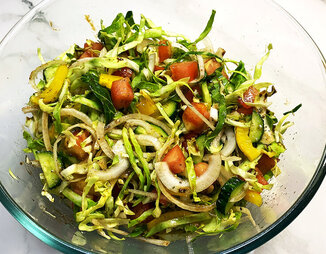 Весенний салат с молодой капустой и овощами